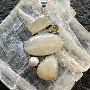 Large Flashy Cream Moonstone Pearl and Blue Topaz Gemstone Crystal Jewelry Penda